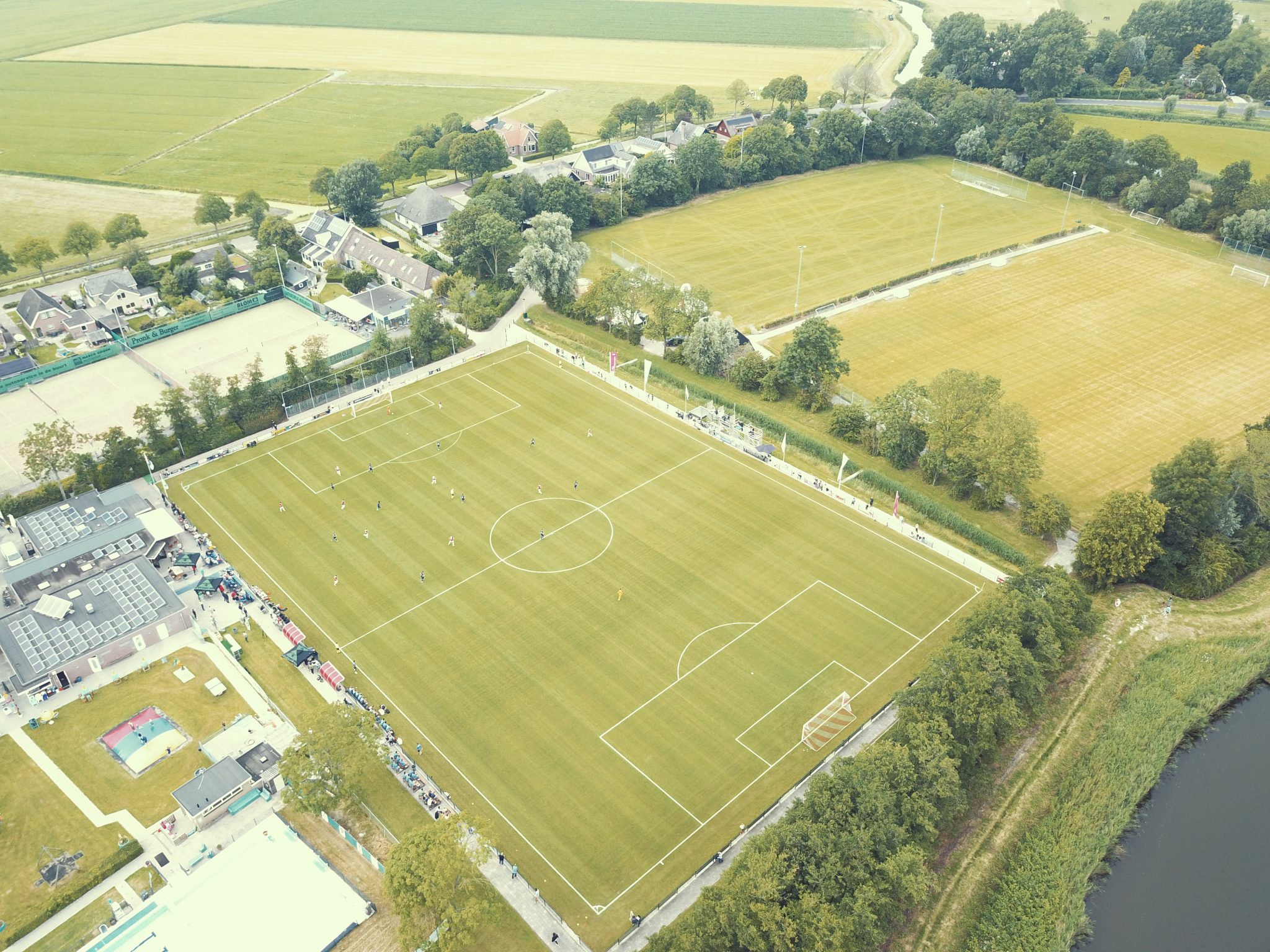 AZ - JONG AZ (27-6) AFGELAST IVM HITTE